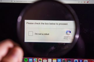 Kliknete na „nejsem robot“ a naletěl jste. Nový trik, jak vás okrást - Seznam Zprávy